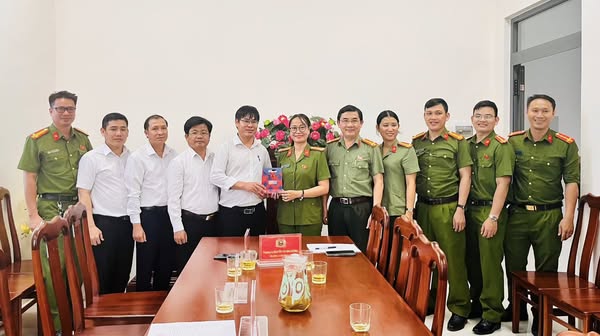 THƯỜNG TRỰC ĐẢNG UỶ XÃ THĂM HỎI, ĐỘNG VIÊN CÁN BỘ, CHIẾN SĨ CÔNG AN XÃ SƠN THÀNH